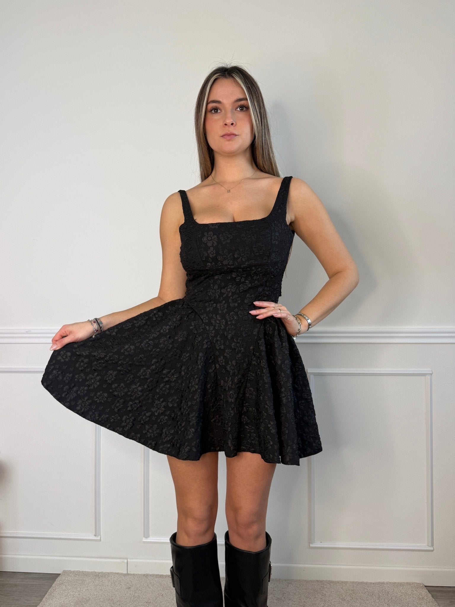 Vestitino con gonna a ruota, schiena scoperta e fiori ricamati - Follie by Alice