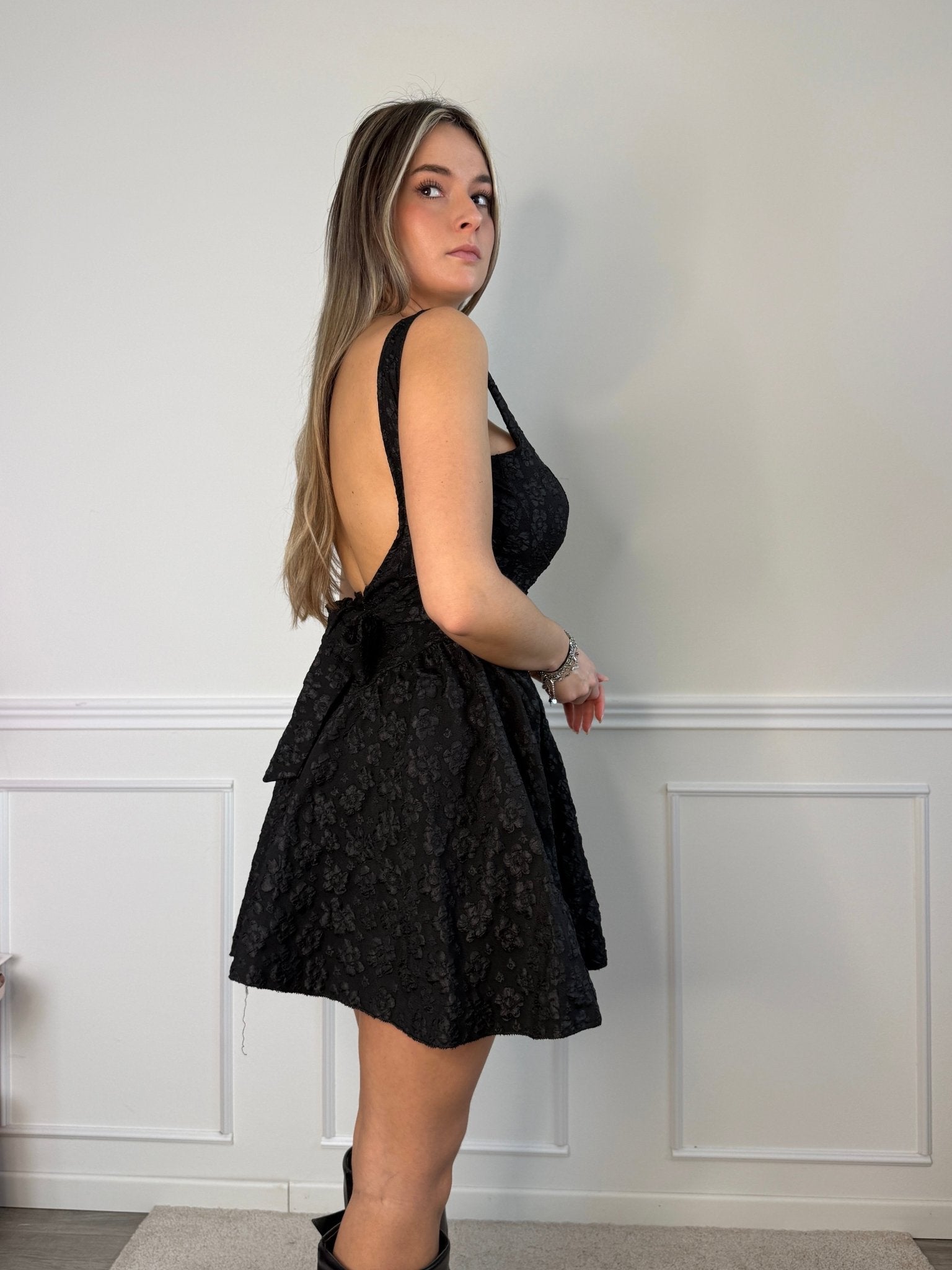 Vestitino con gonna a ruota, schiena scoperta e fiori ricamati - Follie by Alice