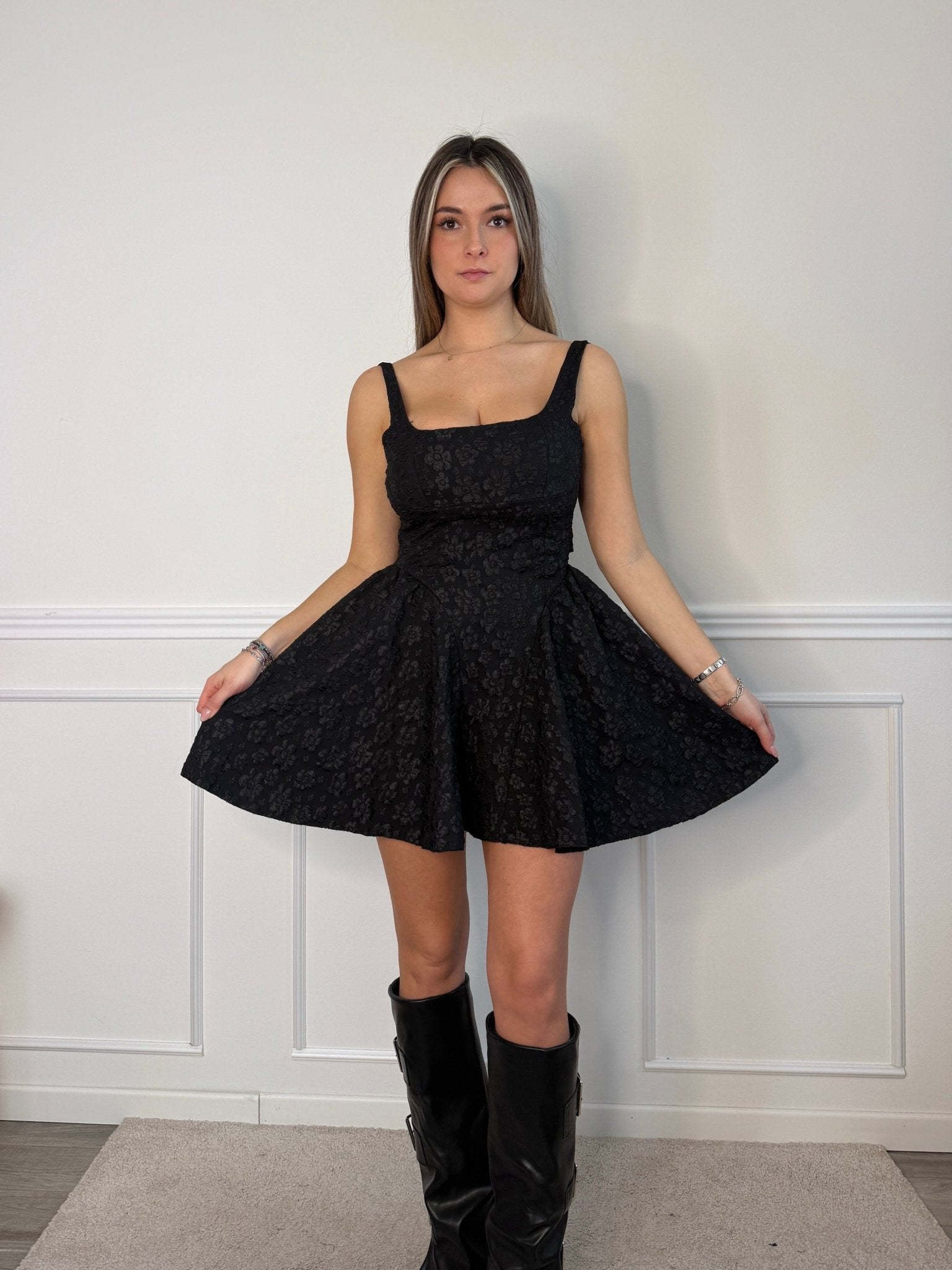 Vestitino con gonna a ruota, schiena scoperta e fiori ricamati - Follie by Alice