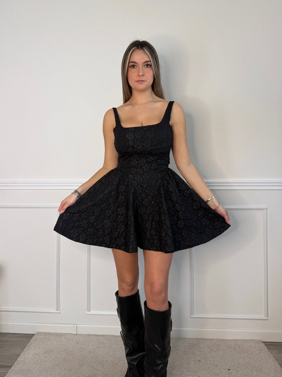 Vestitino con gonna a ruota, schiena scoperta e fiori ricamati – alternate