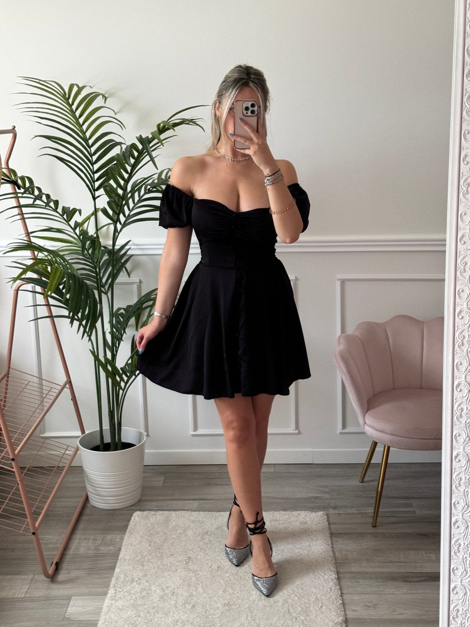 Vestitino con maniche corte a palloncino, bottoni e gonna a ruota