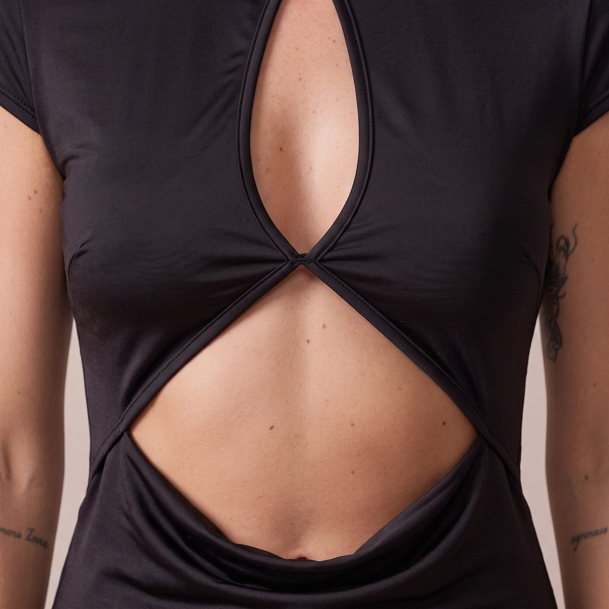Vestitino cut-out in raso con alamaro SHANGHAI - Follie by Alice