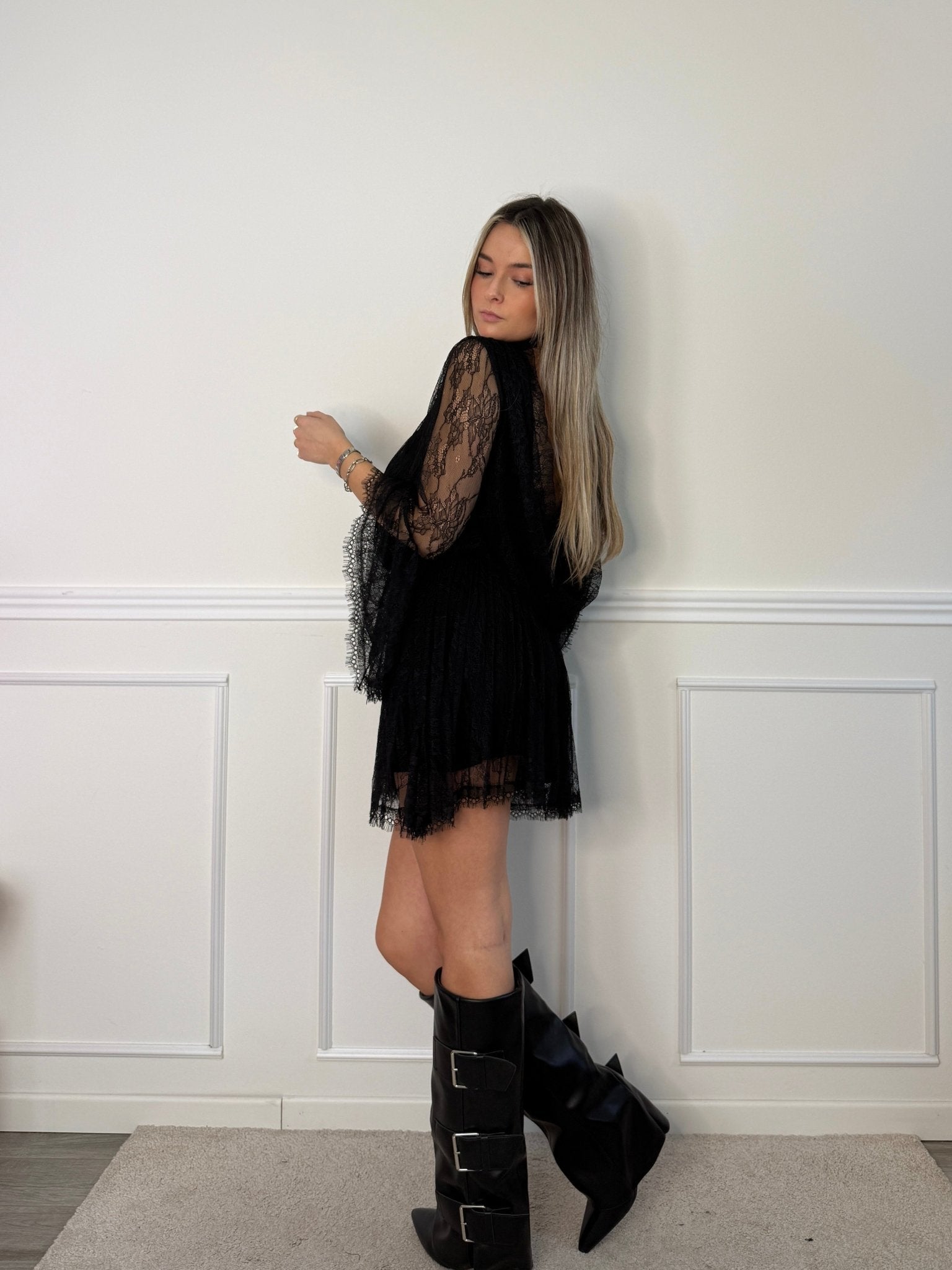 Vestitino in pizzo con maniche a campana e schiena scoperta - Follie by Alice