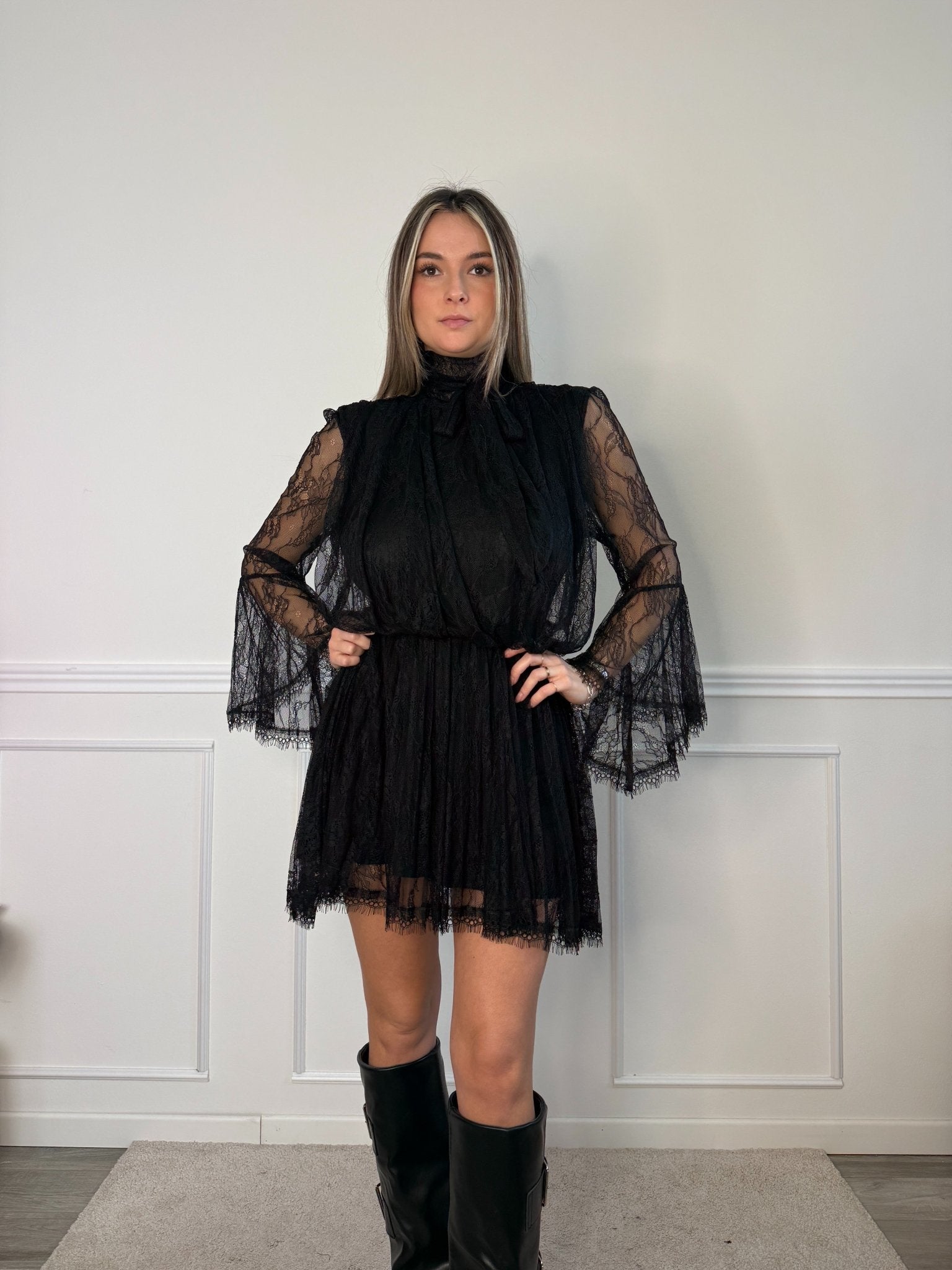 Vestitino in pizzo con maniche a campana e schiena scoperta - Follie by Alice