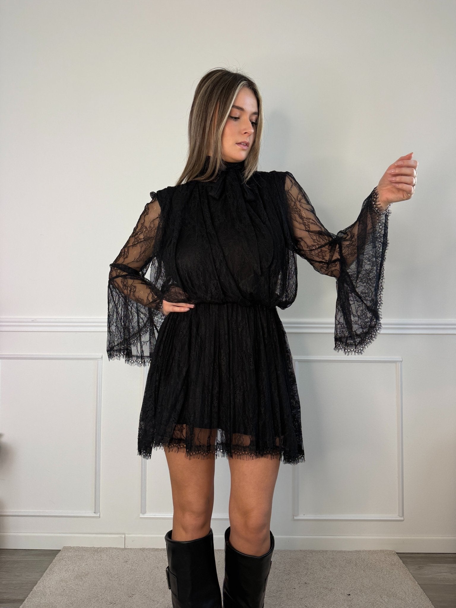 Vestitino in pizzo con maniche a campana e schiena scoperta - Follie by Alice