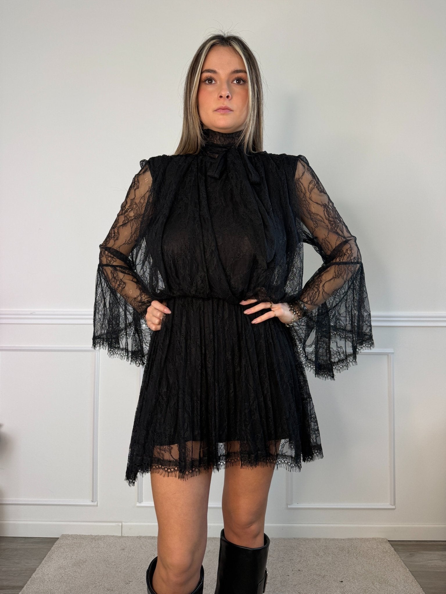 Vestitino in pizzo con maniche a campana e schiena scoperta - Follie by Alice