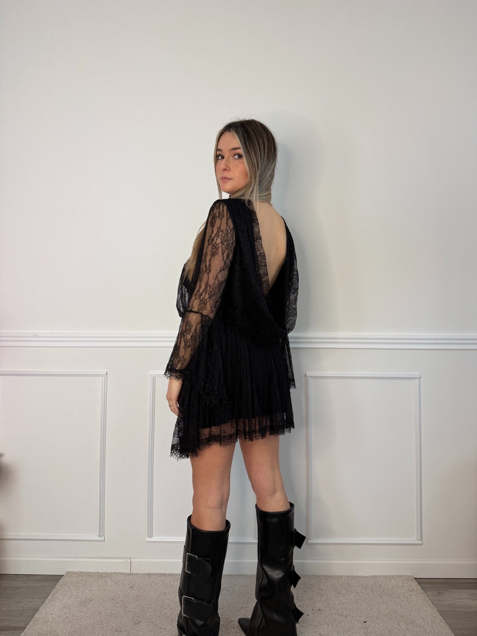 Vestitino in pizzo con maniche a campana e schiena scoperta - Follie by Alice