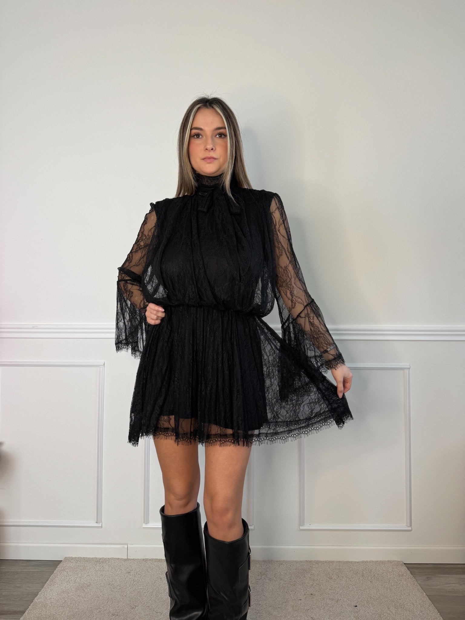 Vestitino in pizzo con maniche a campana e schiena scoperta - Follie by Alice