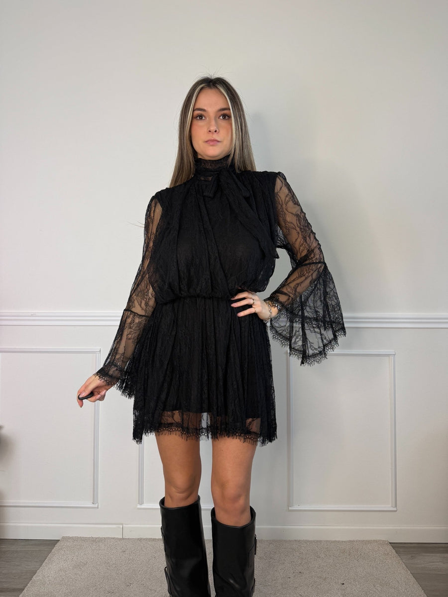 Vestitino in pizzo con maniche a campana e schiena scoperta