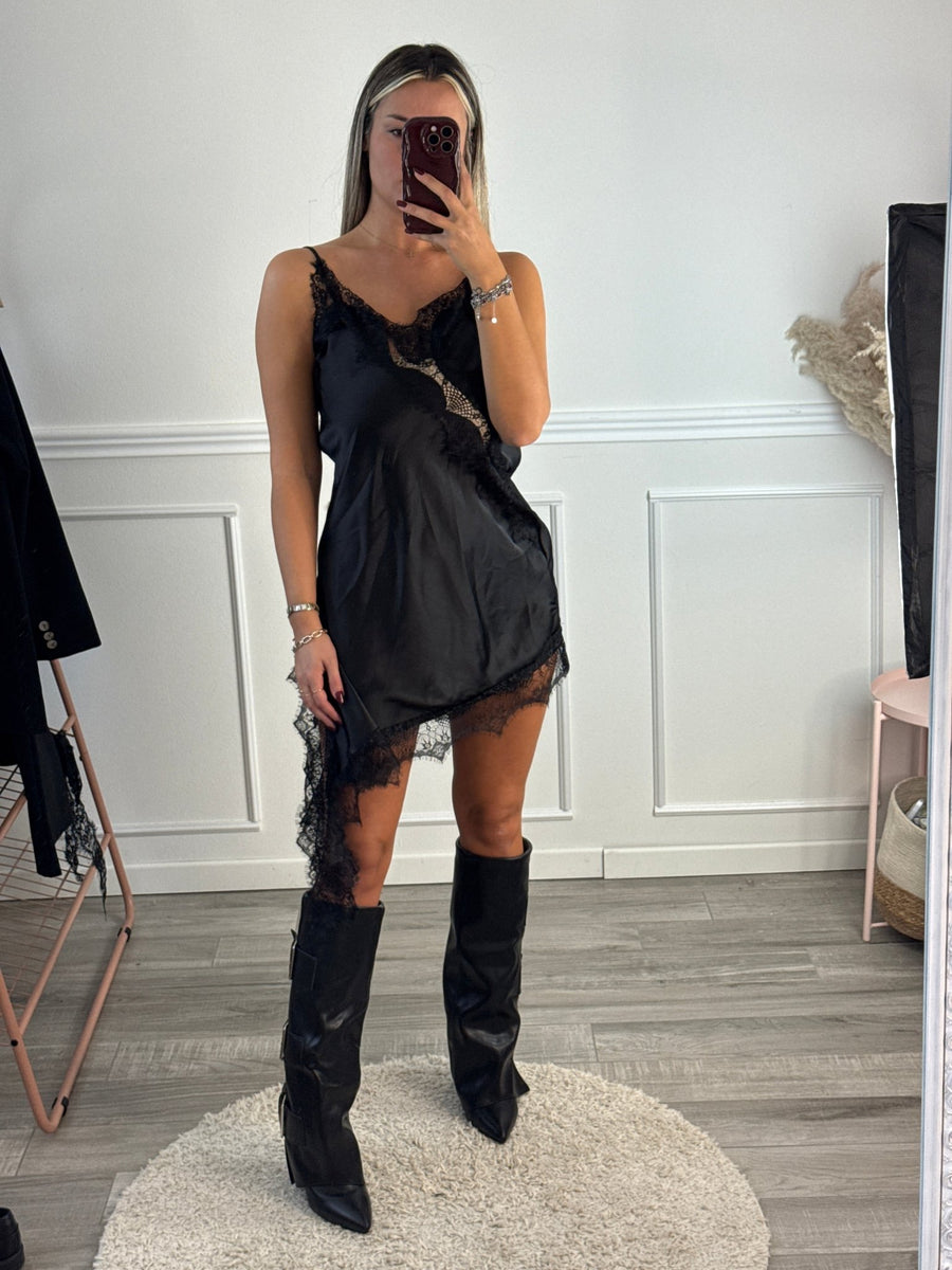 Vestitino in satin con ricami in pizzo