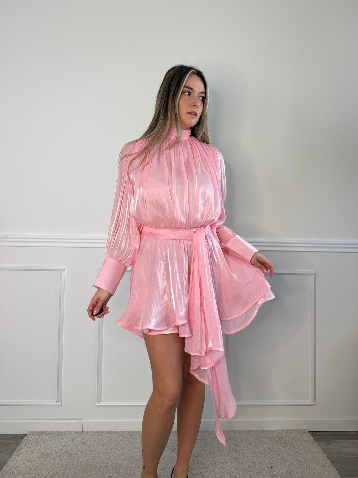 Vestitino metallizzato con fusciacca, maniche a palloncino e fascia choker - Follie by Alice