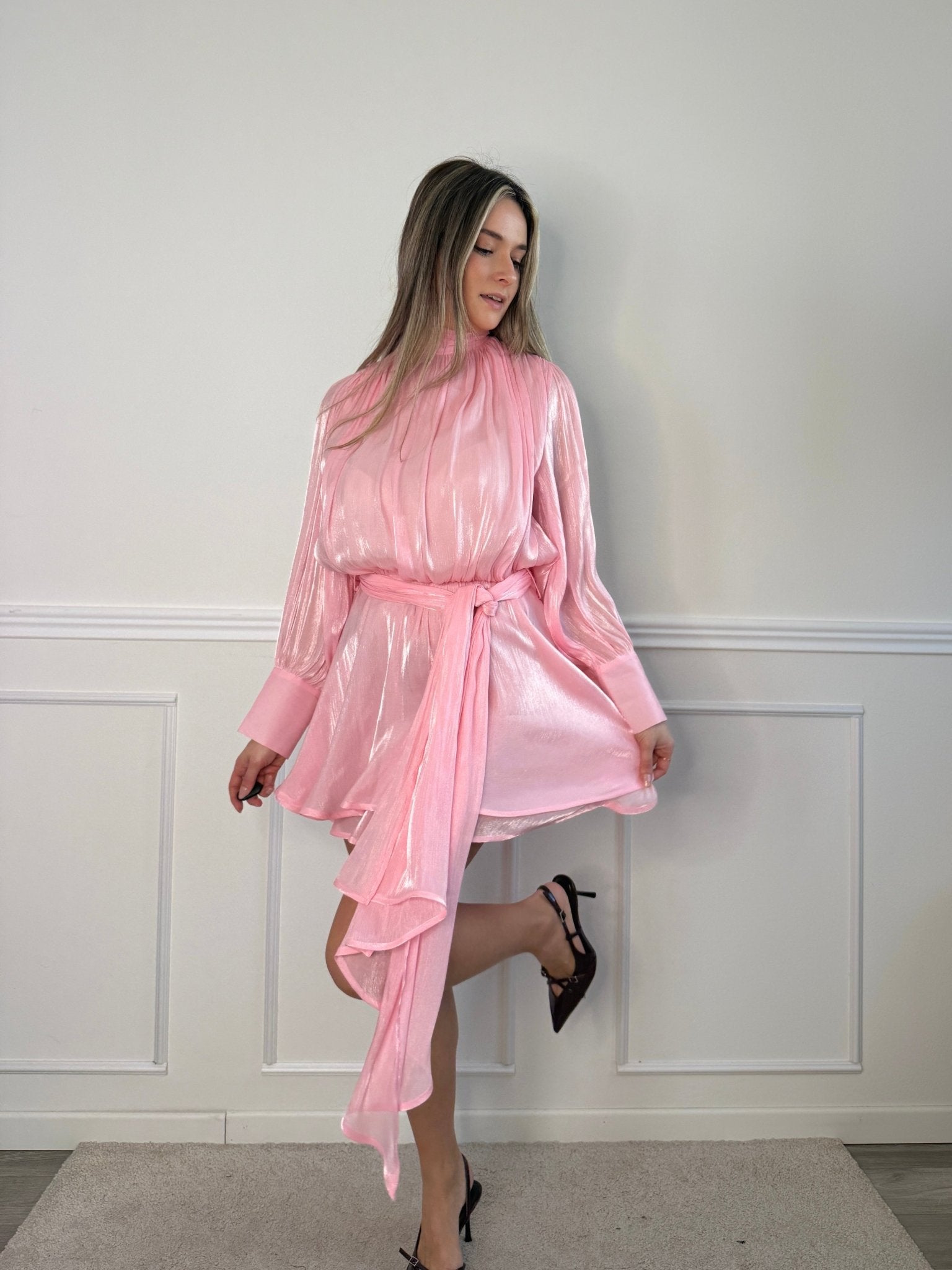 Vestitino metallizzato con fusciacca, maniche a palloncino e fascia choker - Follie by Alice