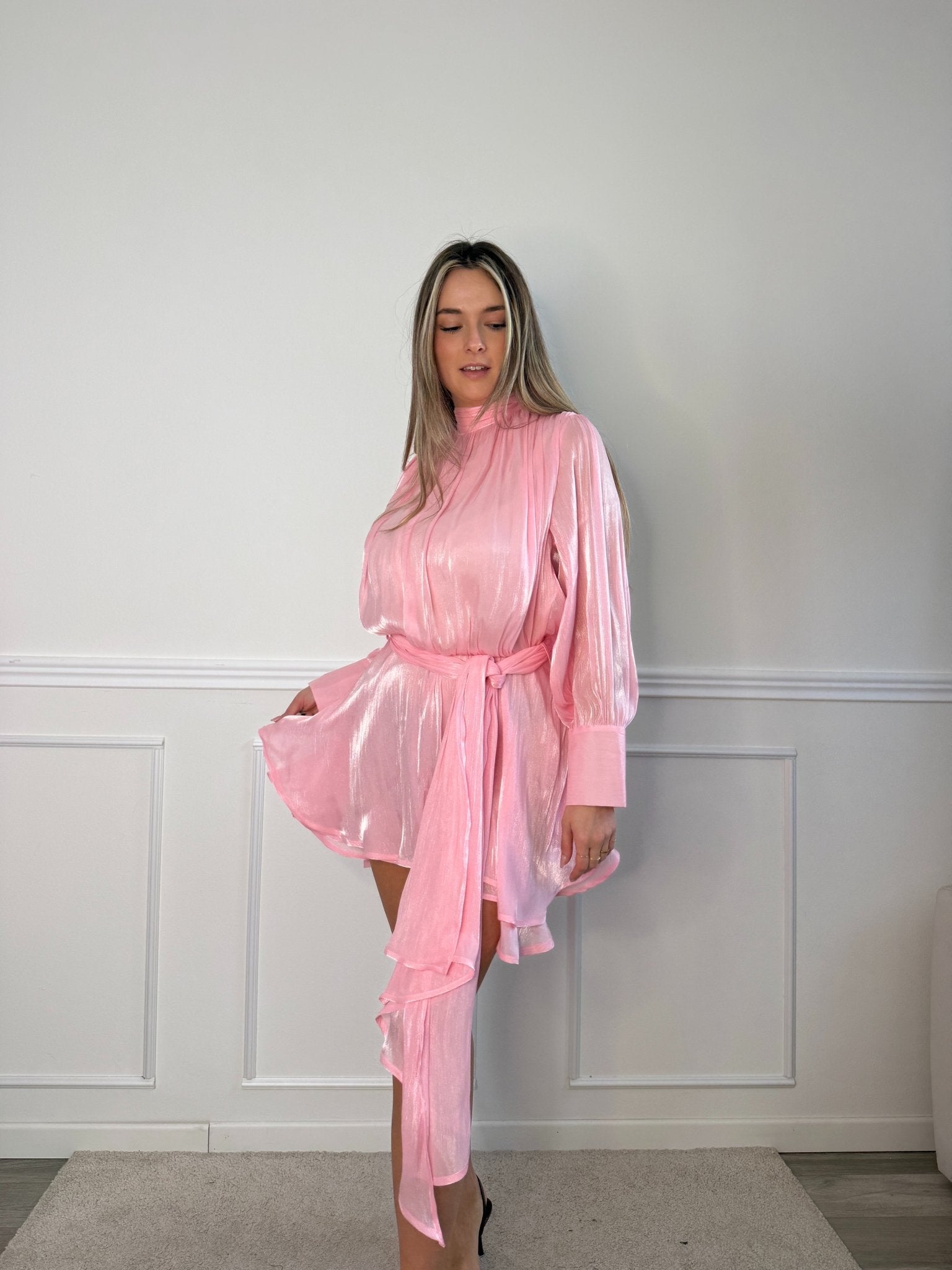 Vestitino metallizzato con fusciacca, maniche a palloncino e fascia choker - Follie by Alice