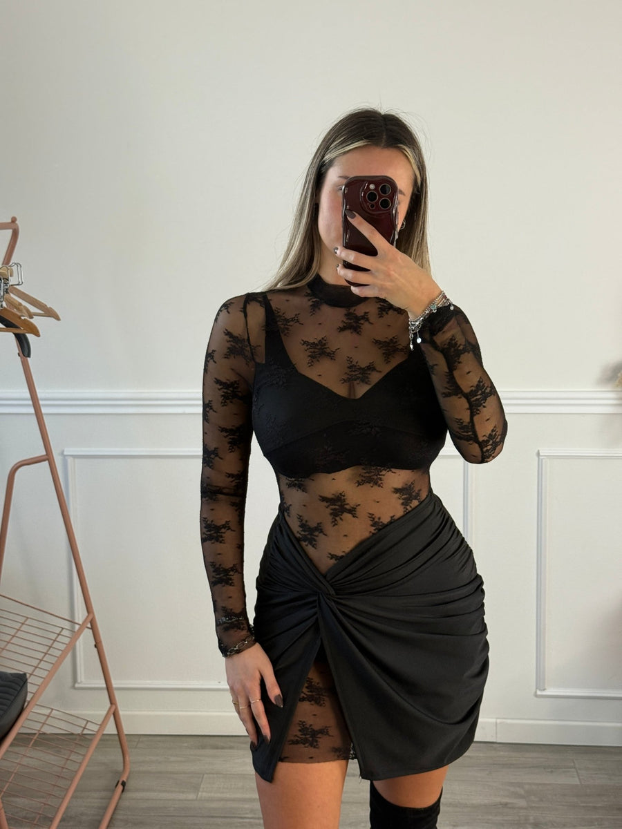 Vestitino velato con ricami in pizzo e gonna drappeggiata asimmetrica