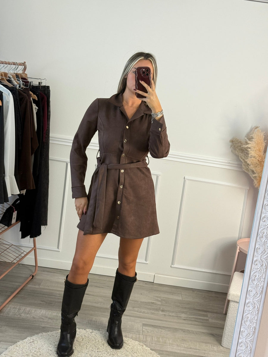 Vestito chemisier in suede con bottoni dorati e cintura – alternate