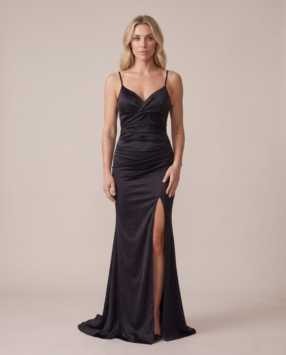 Vestito lungo a sirena in raso con strascico CARMEN - Follie by Alice