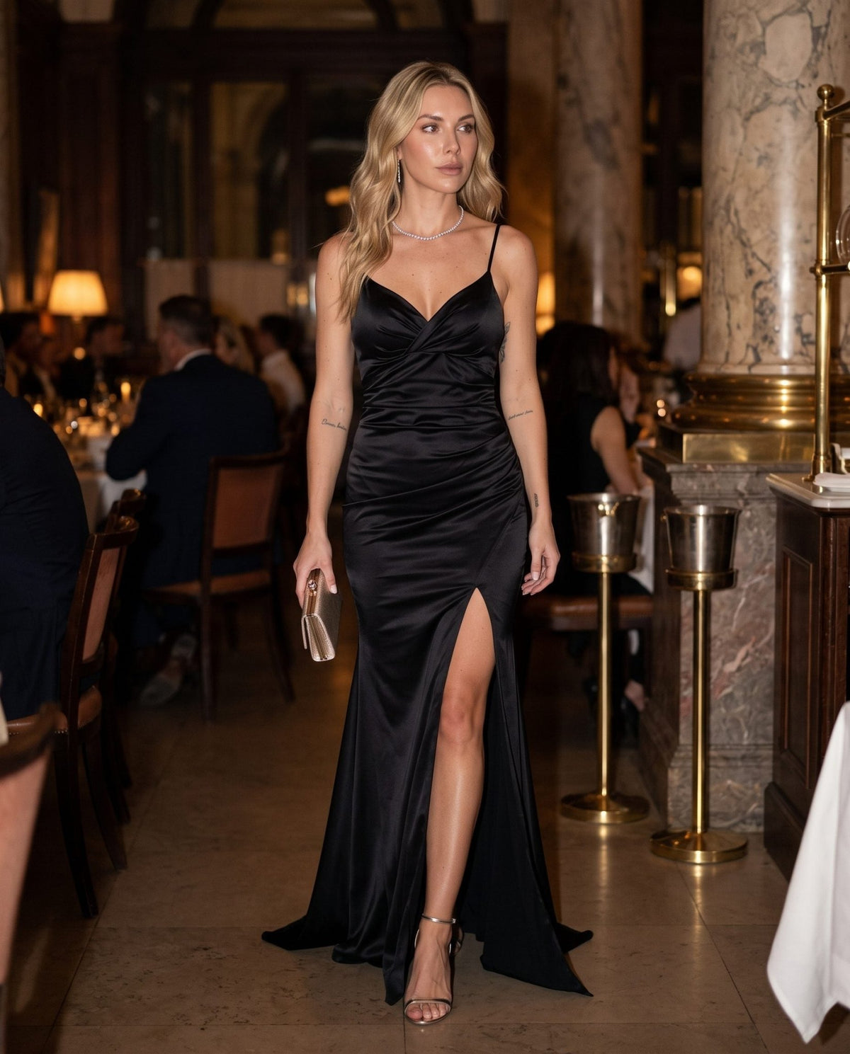Vestito lungo a sirena in raso con strascico CARMEN - Follie by Alice