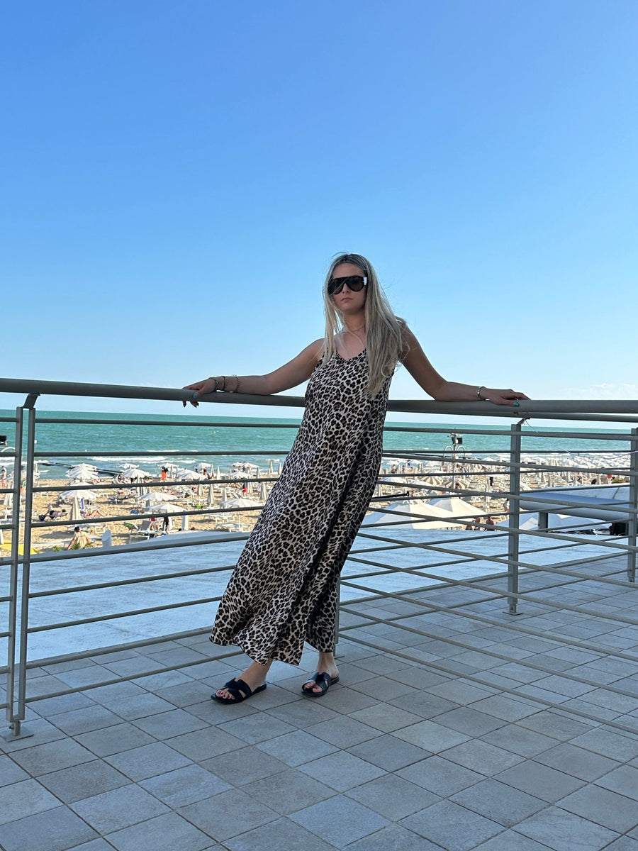 Vestito lungo animalier in satin con spalline – alternate