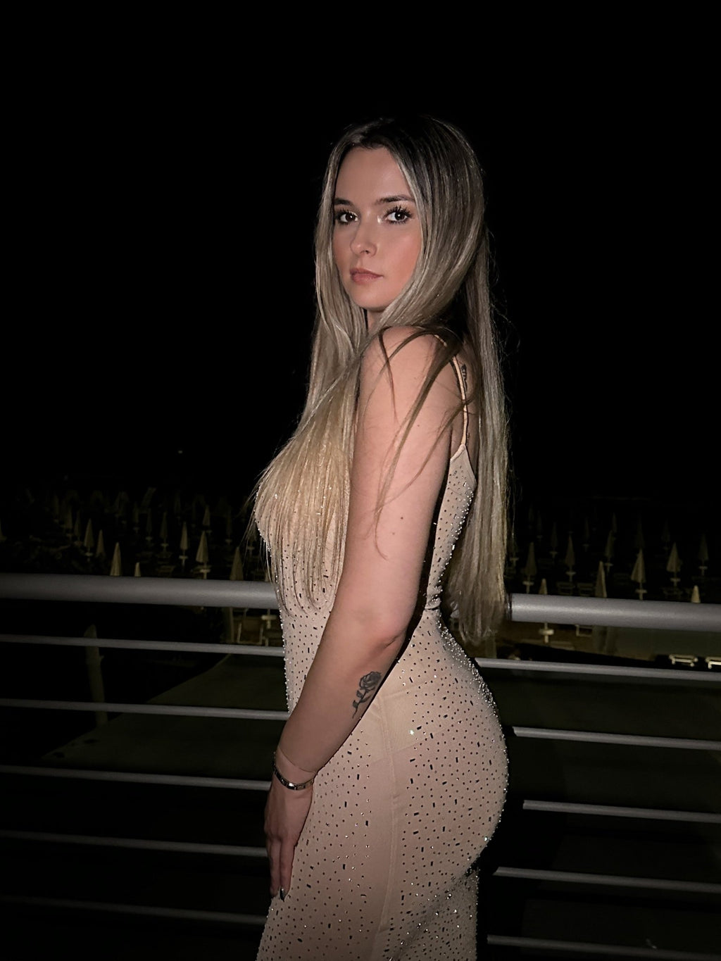 Vestito lungo beige velato con con strass gioiello - Follie by Alice