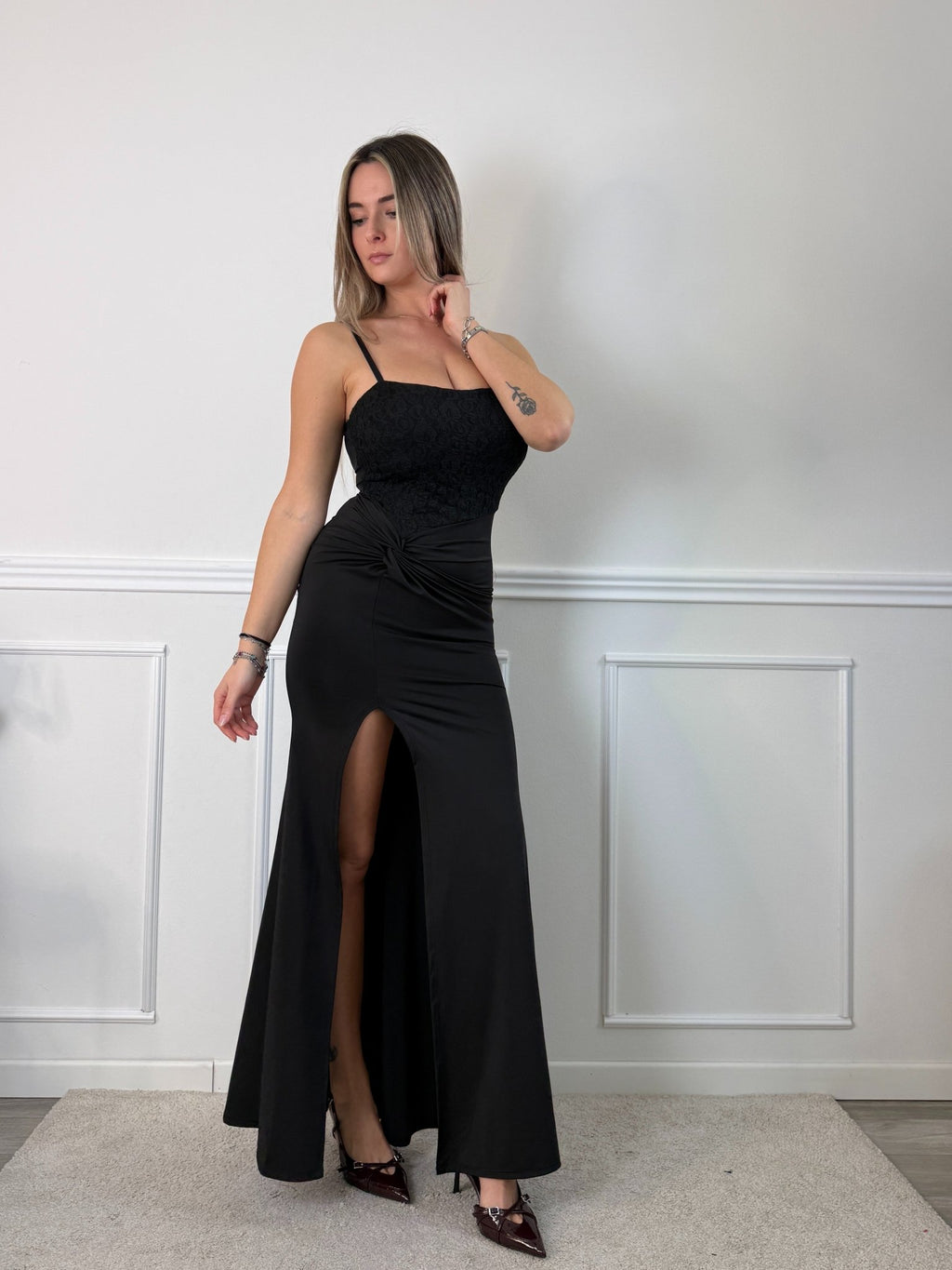 Vestito lungo con corpetto bustier in pizzo, drappeggio twist e spacco profondo - Follie by Alice