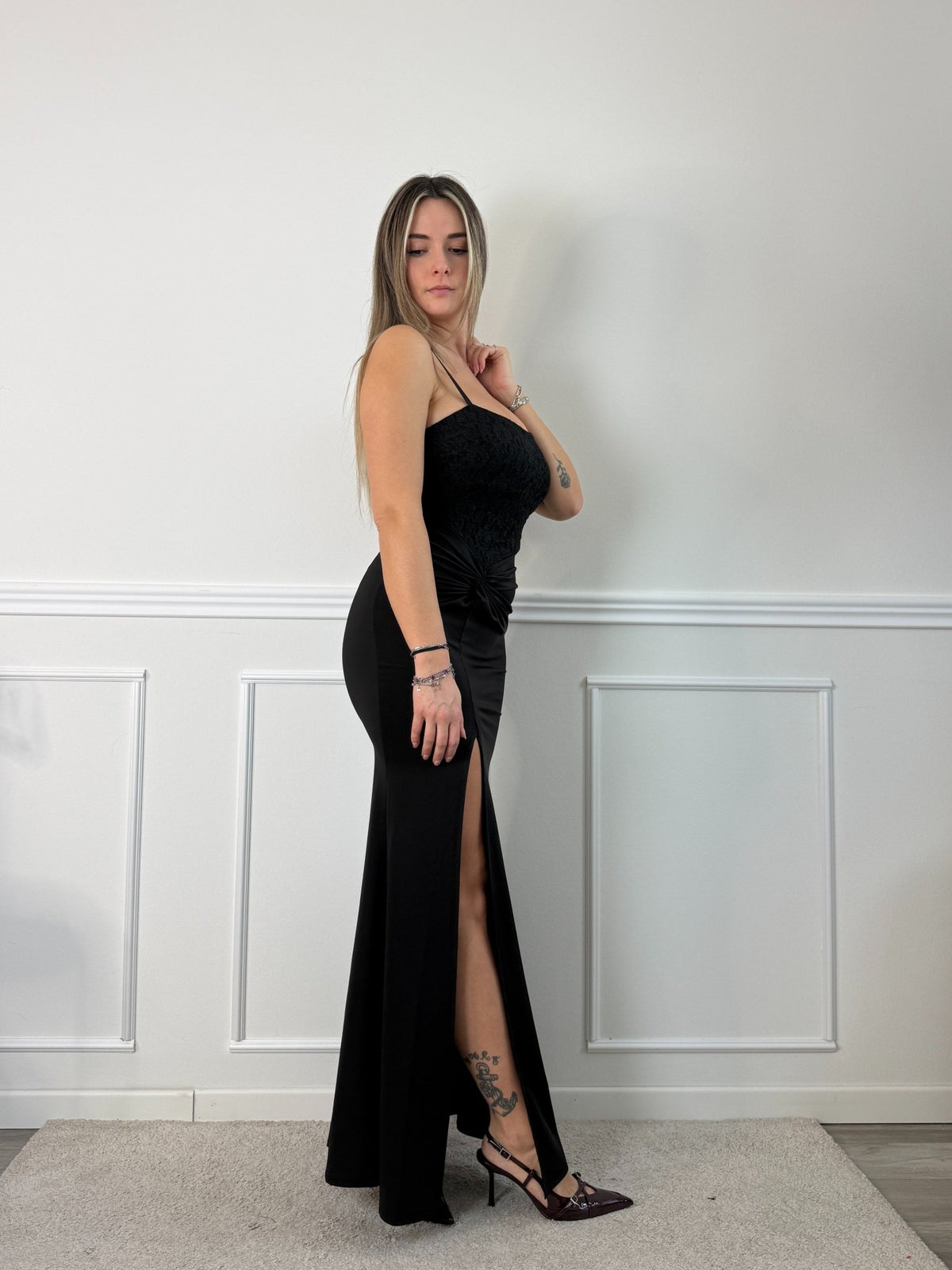 Vestito lungo con corpetto bustier in pizzo, drappeggio twist e spacco profondo - Follie by Alice