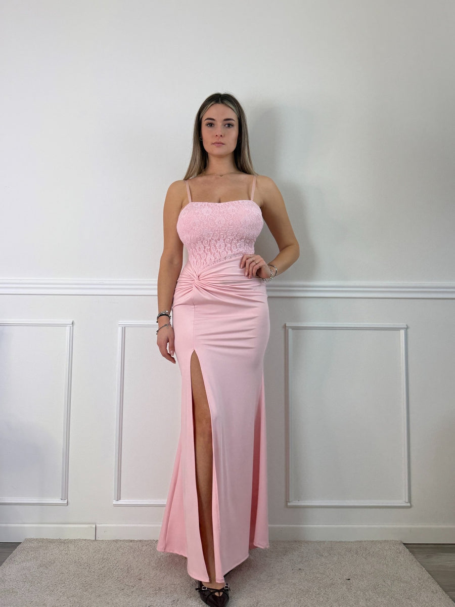 Vestito lungo con corpetto bustier in pizzo, drappeggio twist e spacco profondo – alternate