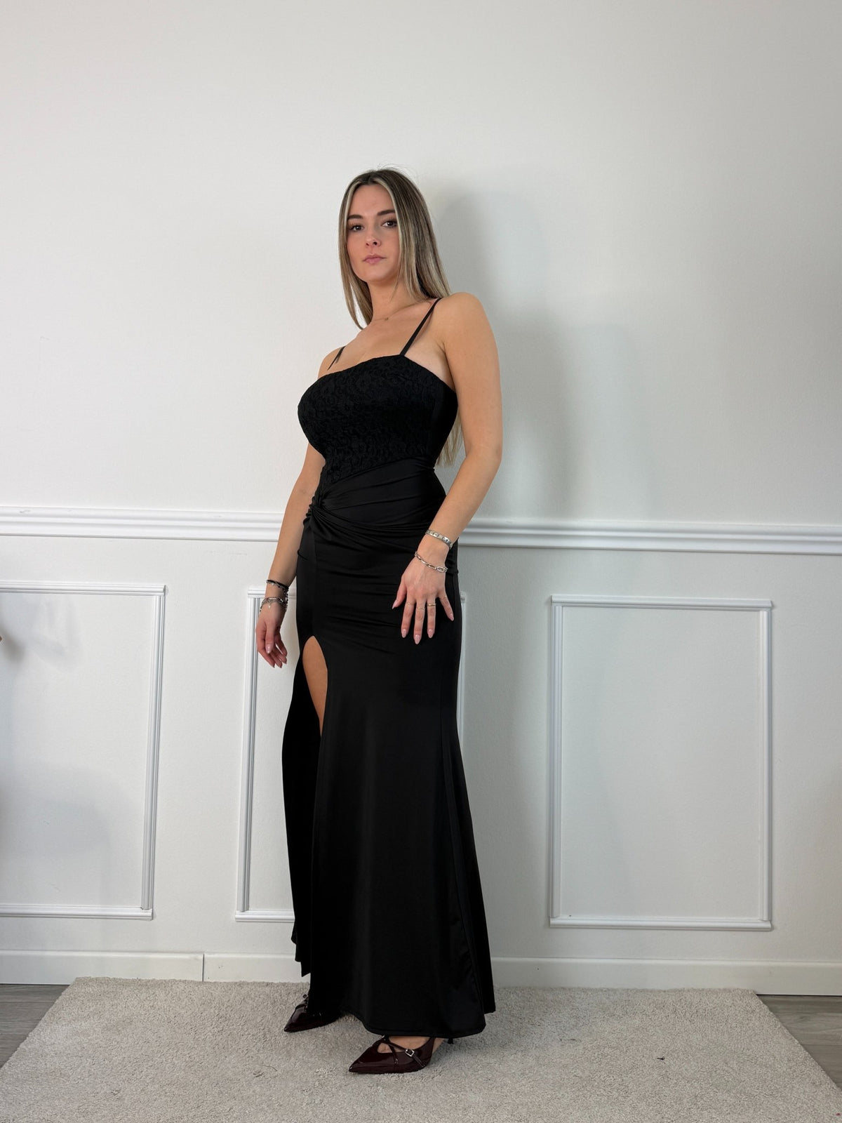 Vestito lungo con corpetto bustier in pizzo, drappeggio twist e spacco profondo - Follie by Alice
