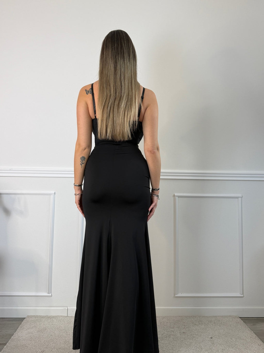 Vestito lungo con corpetto bustier in pizzo, drappeggio twist e spacco profondo - Follie by Alice
