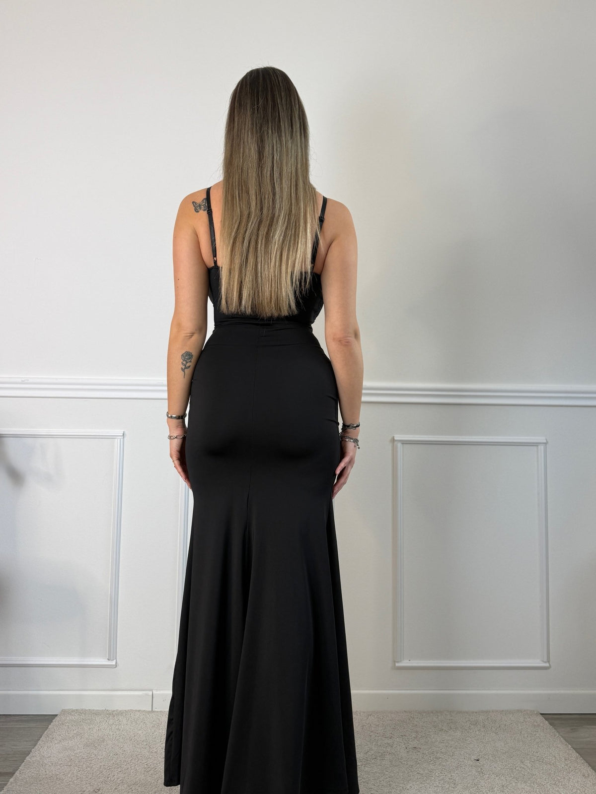 Vestito lungo con corpetto bustier in pizzo, drappeggio twist e spacco profondo - Follie by Alice