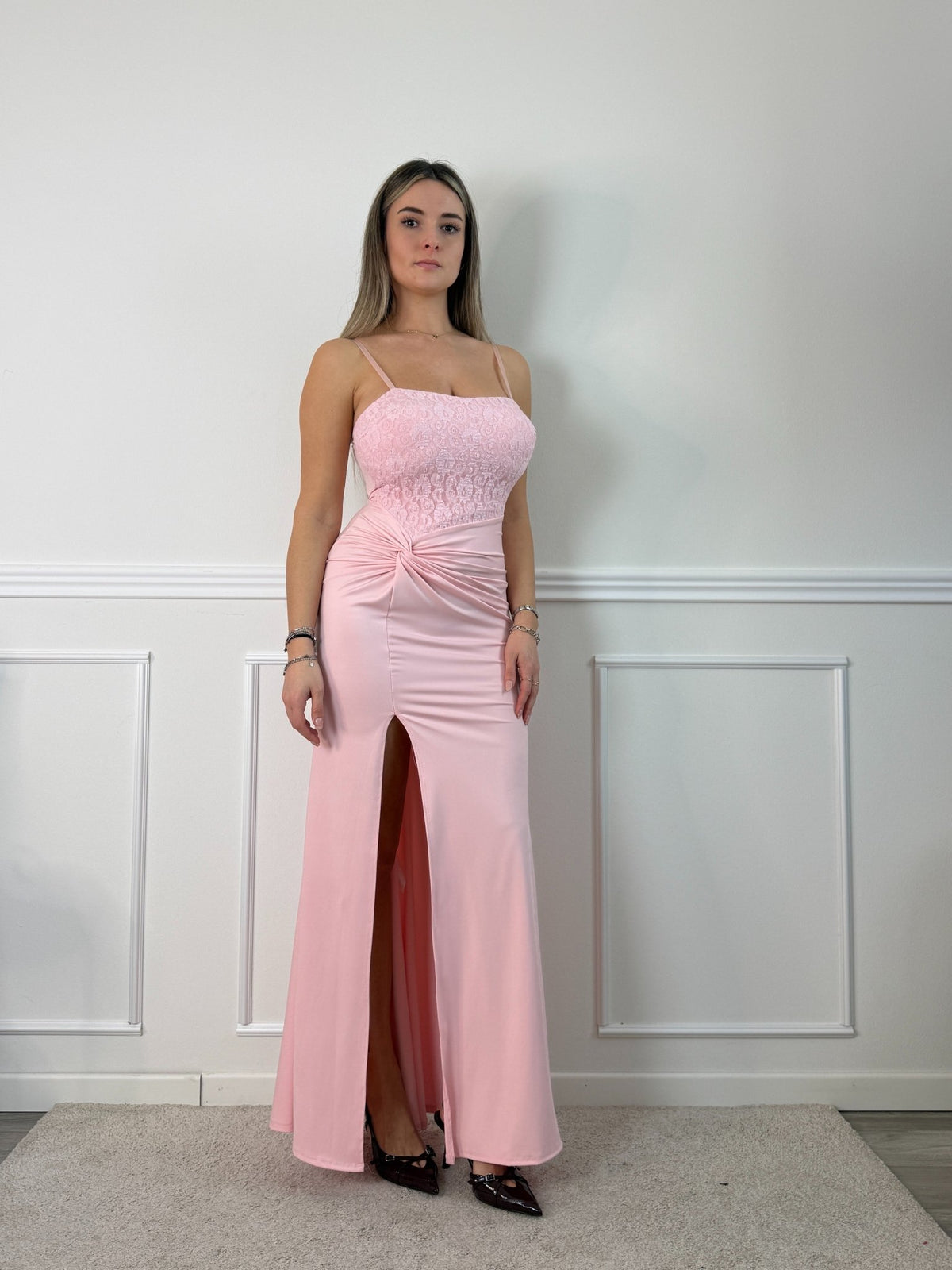 Vestito lungo con corpetto bustier in pizzo, drappeggio twist e spacco profondo - Follie by Alice