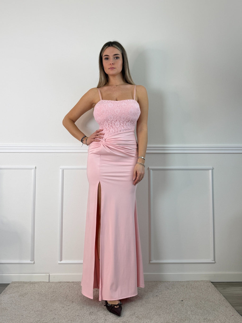 Vestito lungo con corpetto bustier in pizzo, drappeggio twist e spacco profondo - Follie by Alice