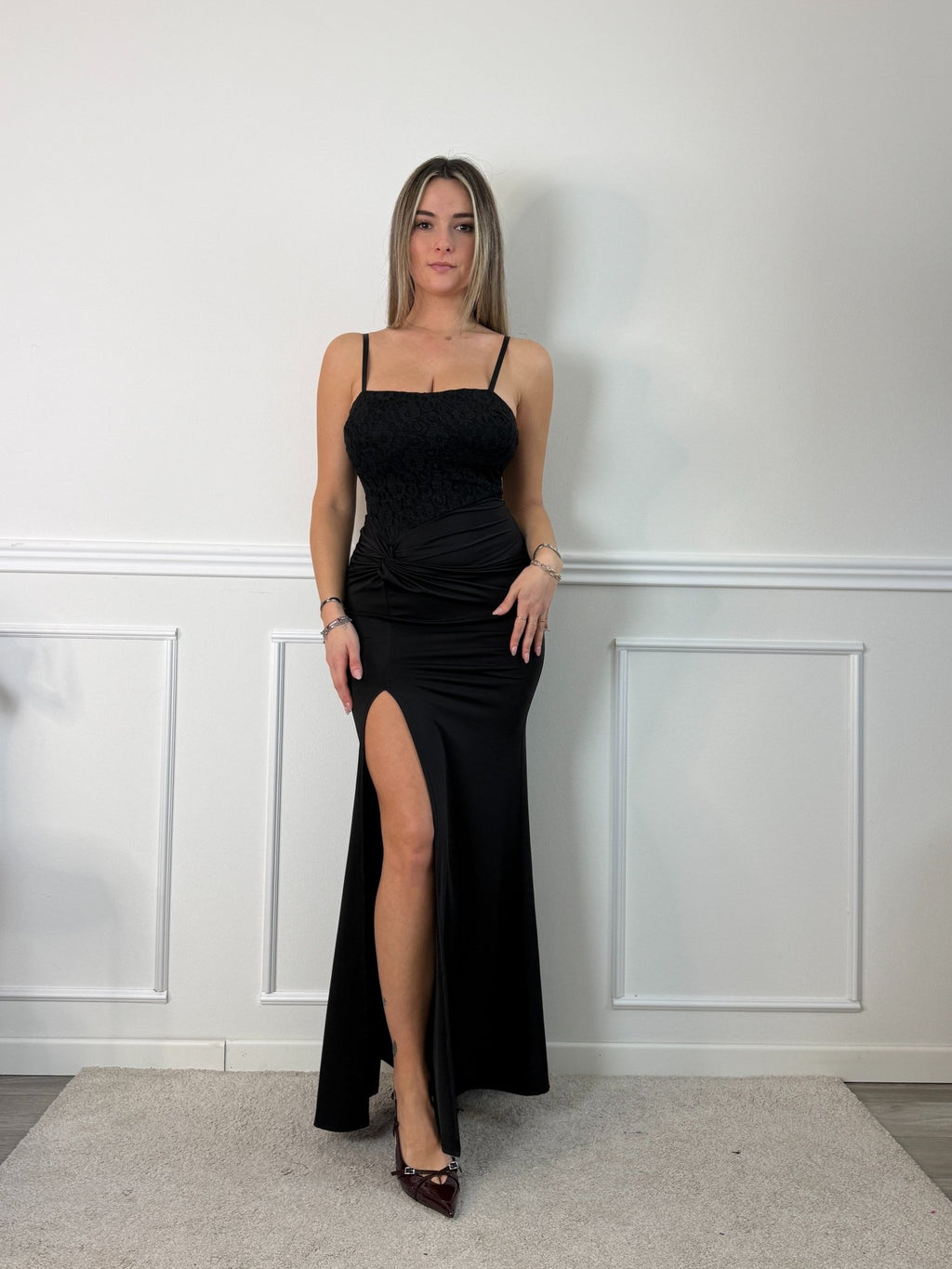 Vestito lungo con corpetto bustier in pizzo, drappeggio twist e spacco profondo - Follie by Alice