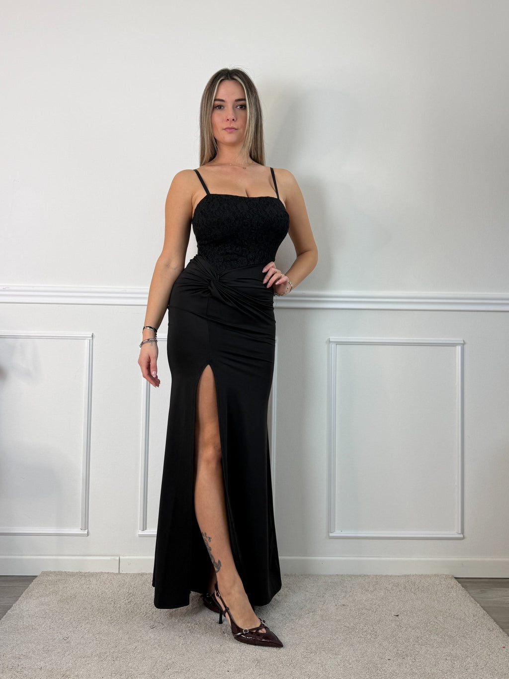 Vestito lungo con corpetto bustier in pizzo, drappeggio twist e spacco profondo - Follie by Alice