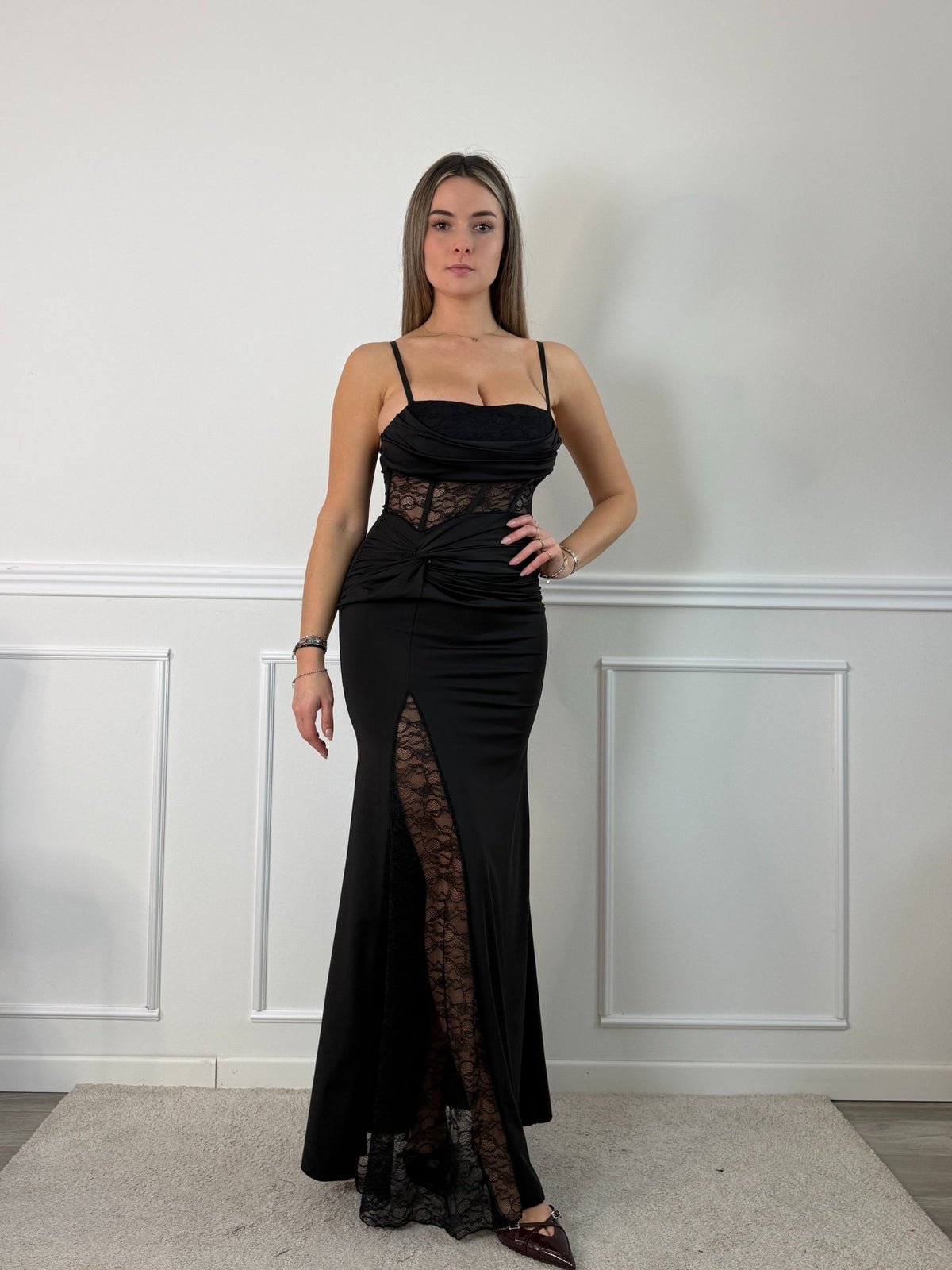 Vestito lungo con corpetto bustier in pizzo, scollatura a barchetta e drappeggio twist - Follie by Alice