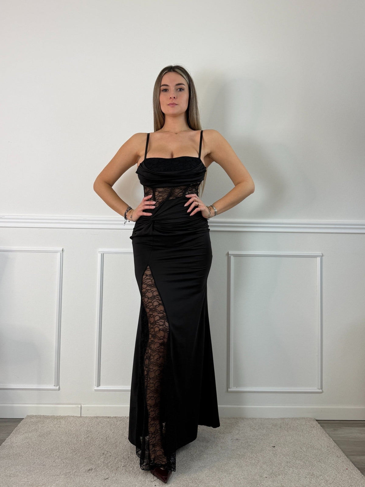 Vestito lungo con corpetto bustier in pizzo, scollatura a barchetta e drappeggio twist - Follie by Alice