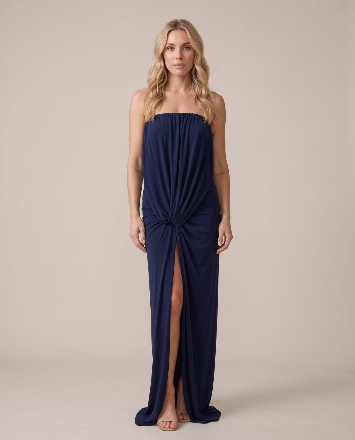 Vestito lungo con drappeggio annodato e spacco ODETTE - Follie by Alice