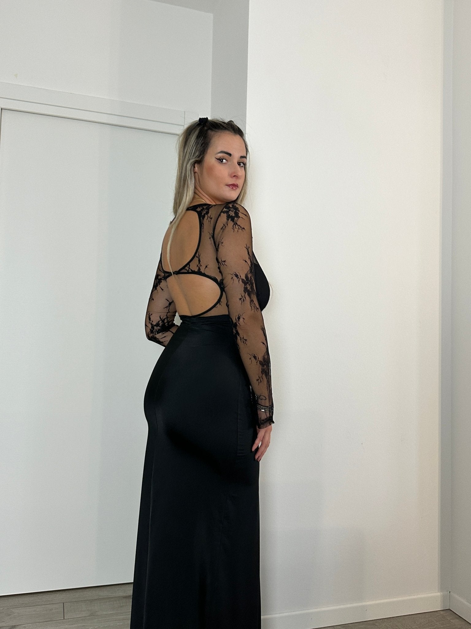 Vestito lungo con maniche velate, schiena scoperta e ricami in