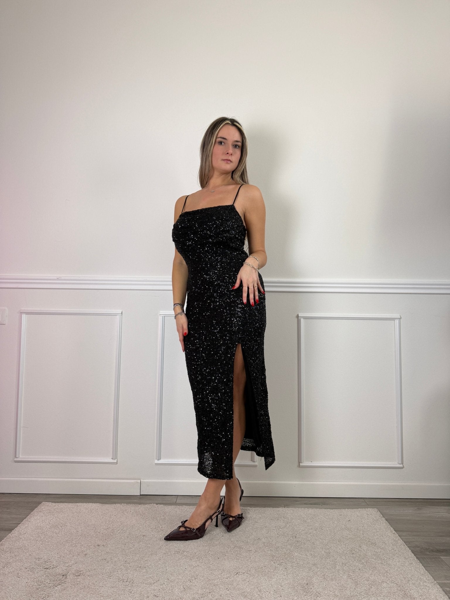 Vestito lungo con paillettes e scollo a cappuccio - Follie by Alice Immagine secondaria del prodotto