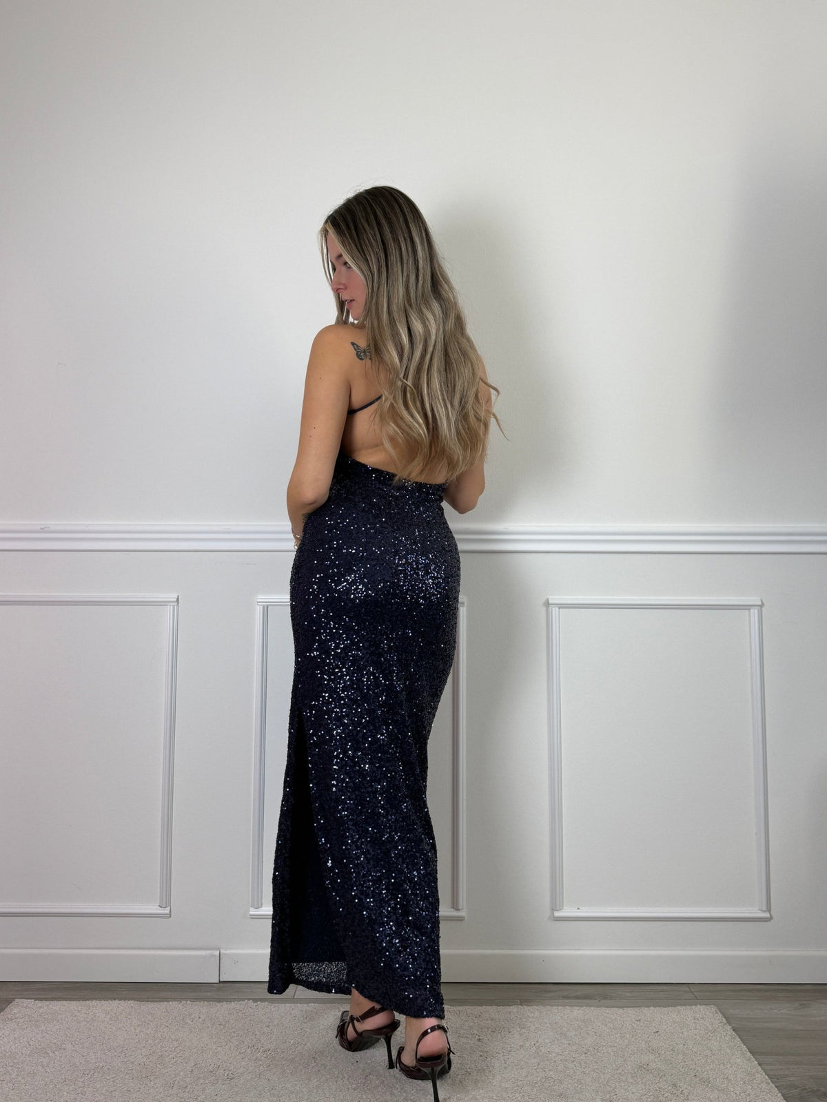 Vestito lungo con paillettes, schiena scoperta e scollo a V - Follie by Alice