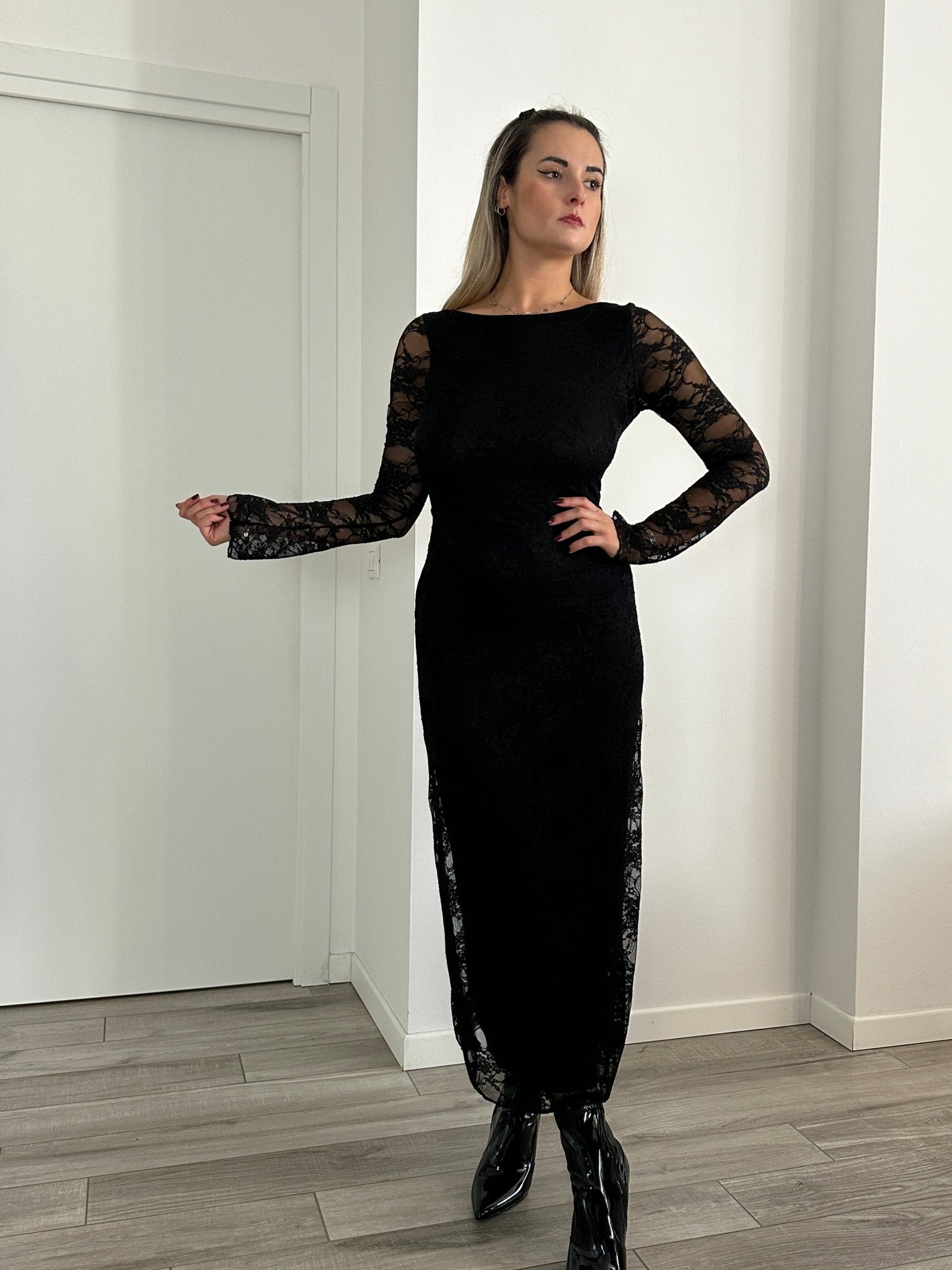 Vestito lungo con schiena scoperta e ricami in pizzo - Follie by Alice Immagine principale del prodotto