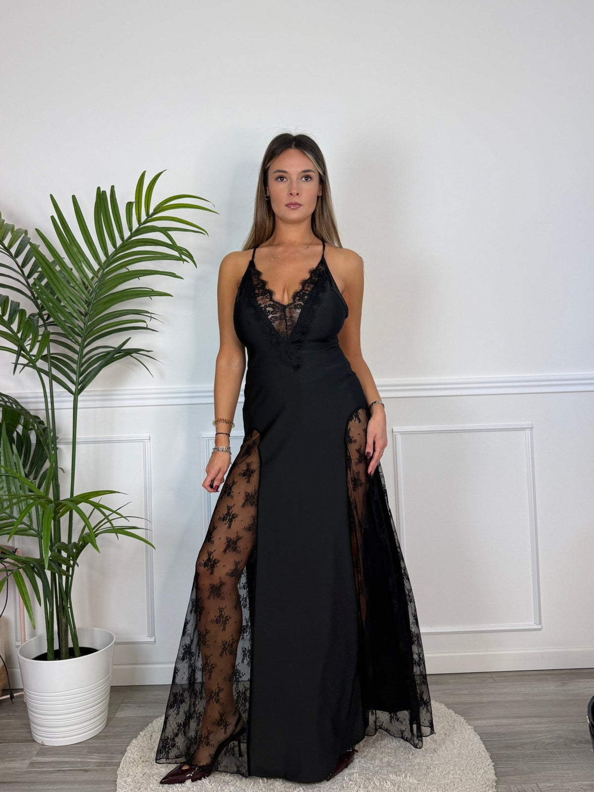 Vestito lungo con scollo e fianchi in pizzo OFELIA - Follie by Alice