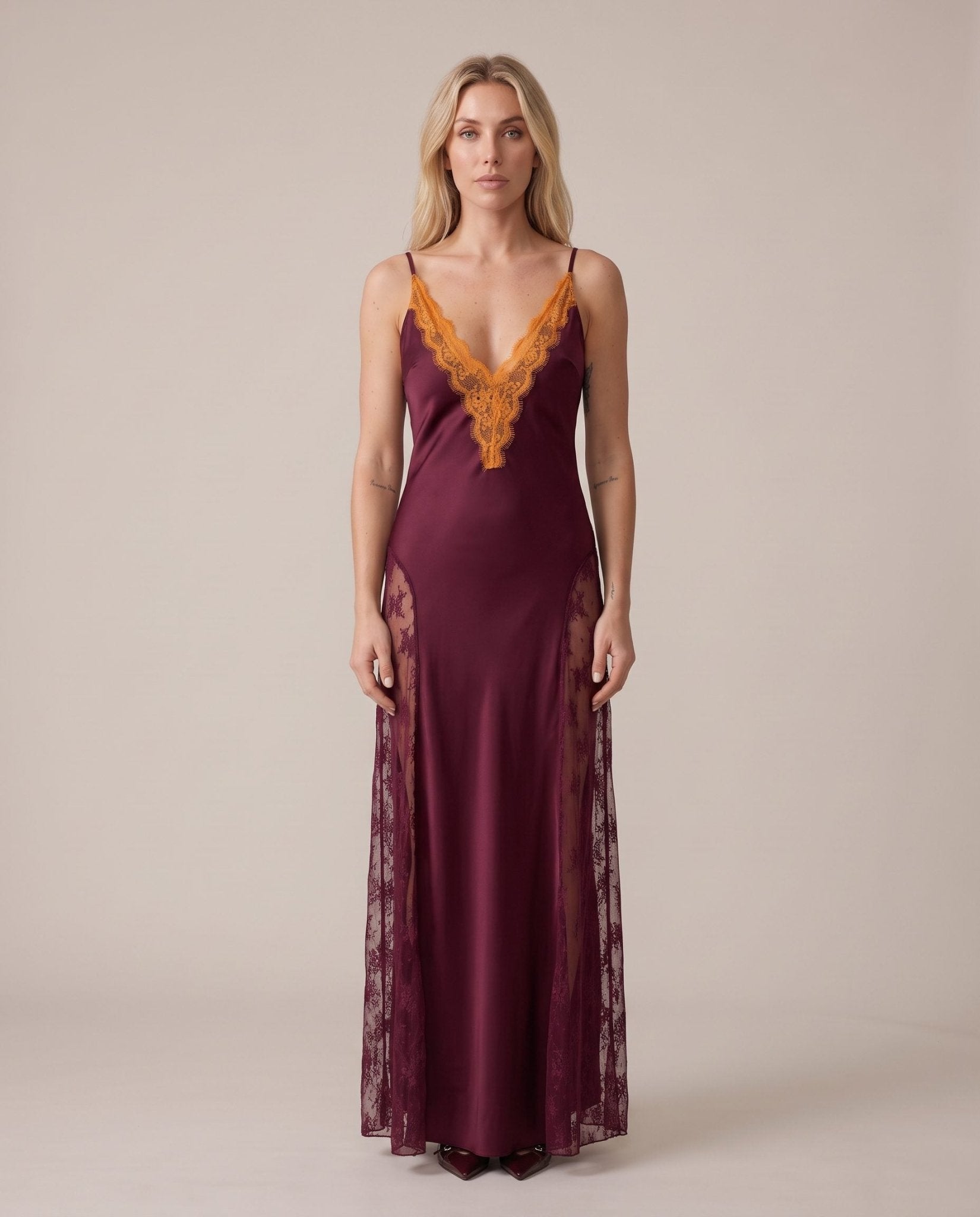 Vestito lungo con scollo e fianchi in pizzo OFELIA - Follie by Alice Immagine secondaria del prodotto