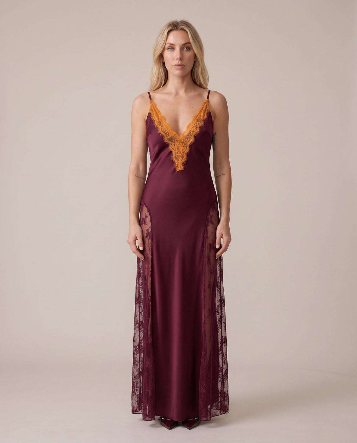 Vestito lungo con scollo e fianchi in pizzo OFELIA - Follie by Alice