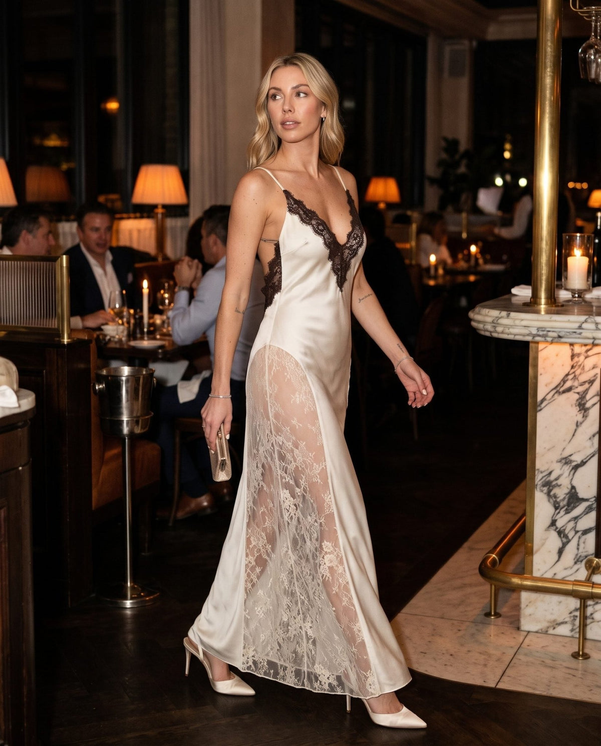 Vestito lungo con scollo e fianchi in pizzo OFELIA - Follie by Alice Immagine principale del prodotto