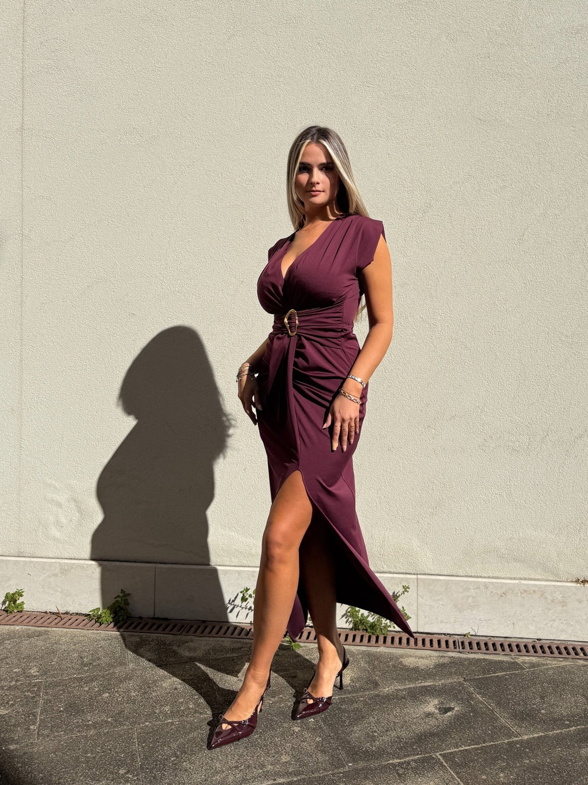 Vestito lungo drappeggiato in raso con scollo profondo a V, morsetto dorato e spacco - Follie by Alice