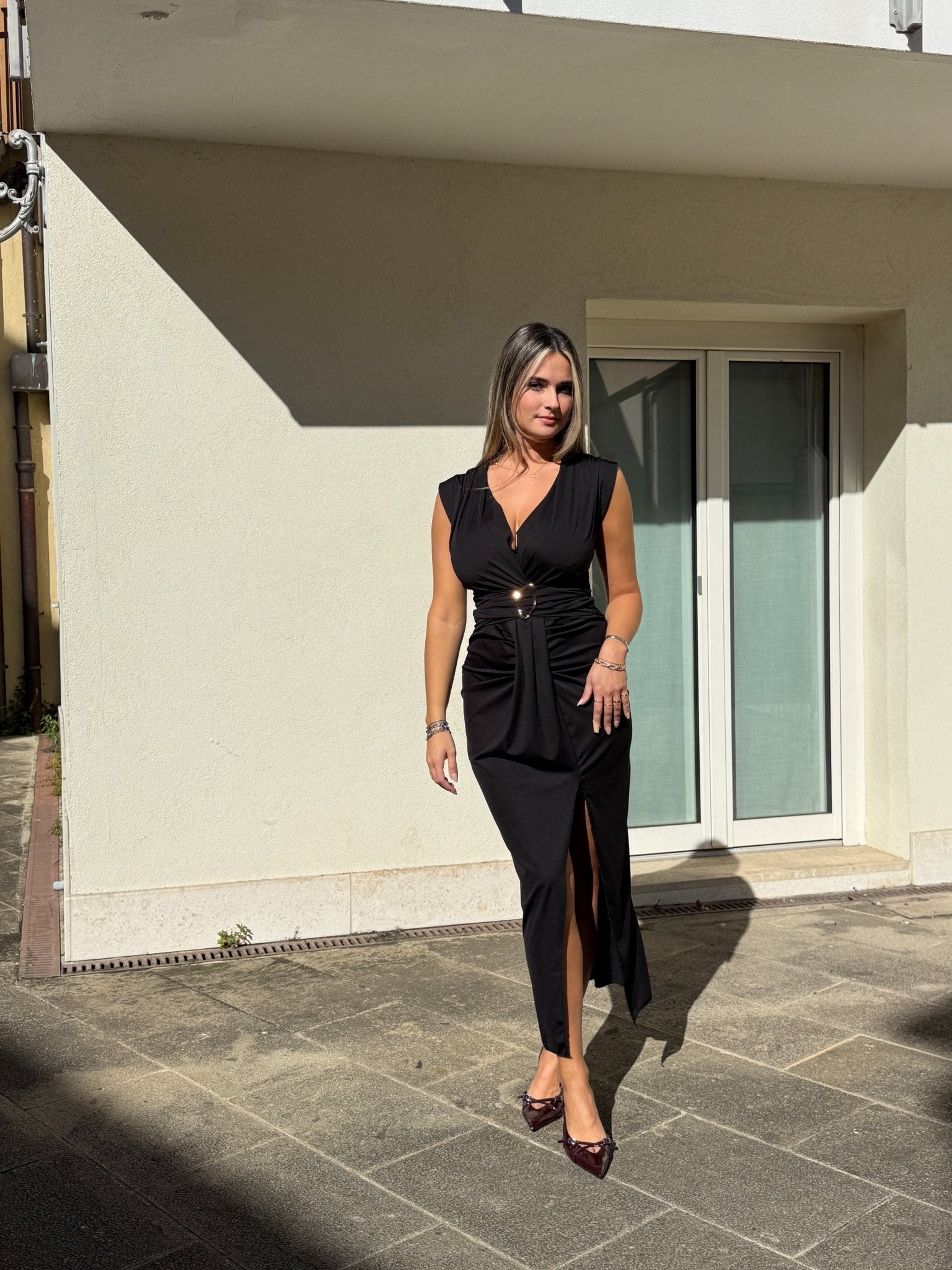 Vestito lungo drappeggiato in raso con scollo profondo a V, morsetto dorato e spacco - Follie by Alice