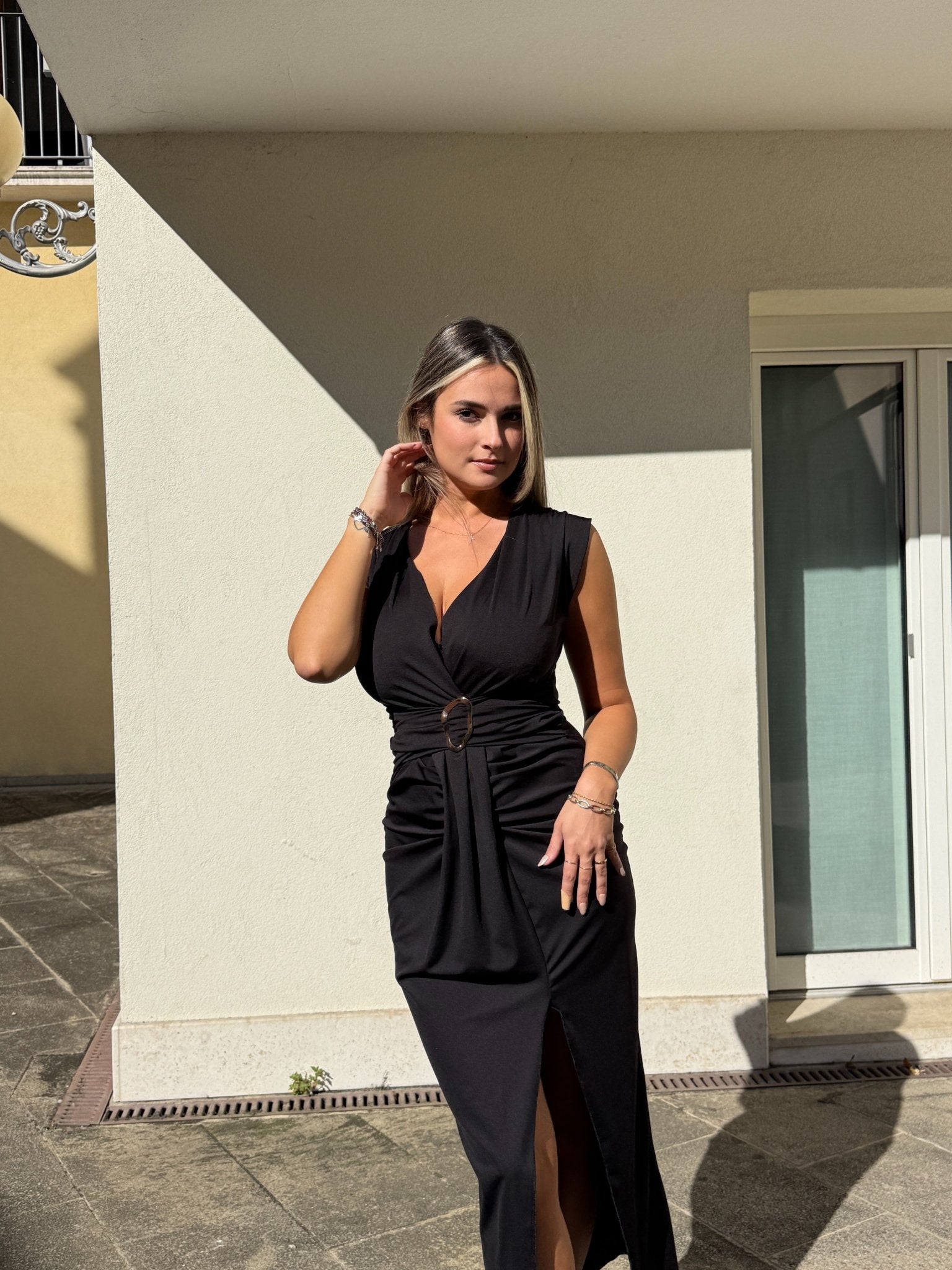 Vestito lungo drappeggiato in raso con scollo profondo a V, morsetto dorato e spacco - Follie by Alice