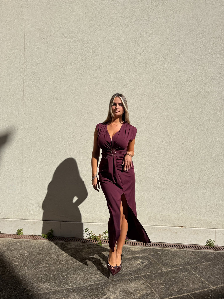 Vestito lungo drappeggiato in raso con scollo profondo a V, morsetto dorato e spacco – alternate