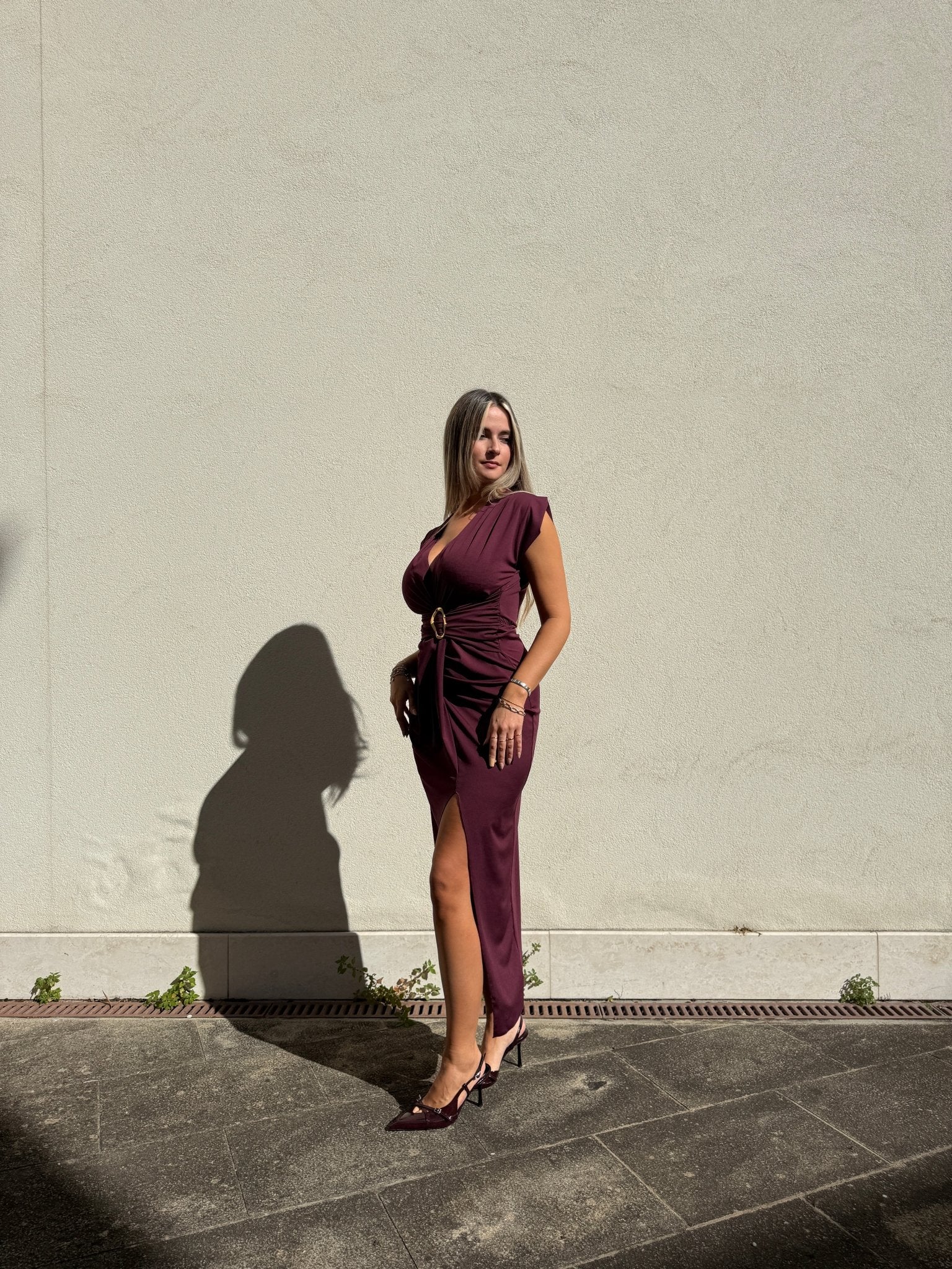 Vestito lungo drappeggiato in raso con scollo profondo a V, morsetto dorato e spacco - Follie by Alice