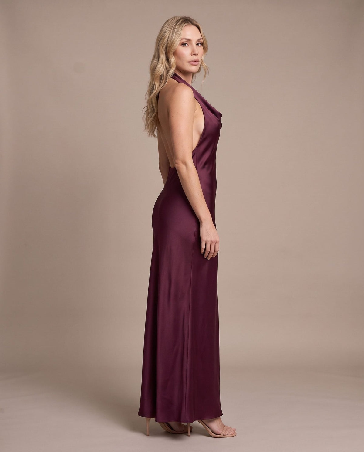 Vestito lungo halter in raso con schiena scoperta AZURE - Follie by Alice